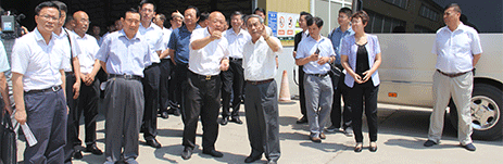 全國(guó)政協(xié)常委、經(jīng)濟(jì)委員會(huì)副主任陳錫文同志及省市領(lǐng)導(dǎo)前往吉林德翔物流有限公司參觀(guān)調(diào)研